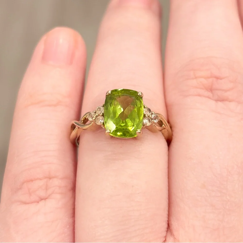 Vintage 10K Gold Peridot Ring: Filigree Band, Quartz Accents, Size 6.75 - Picture 3 of 11